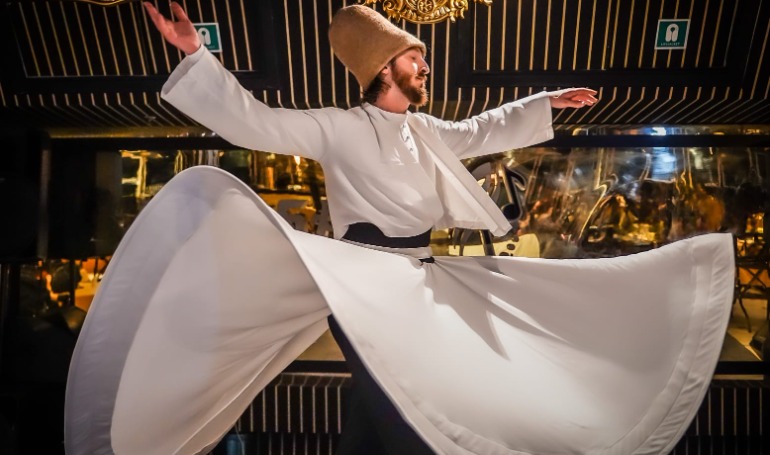BOSPHORUS DINNER & TURKISH NIGHT SHOW CRUISE- FRONT STAGE TABLE WİTH ALCOHOL